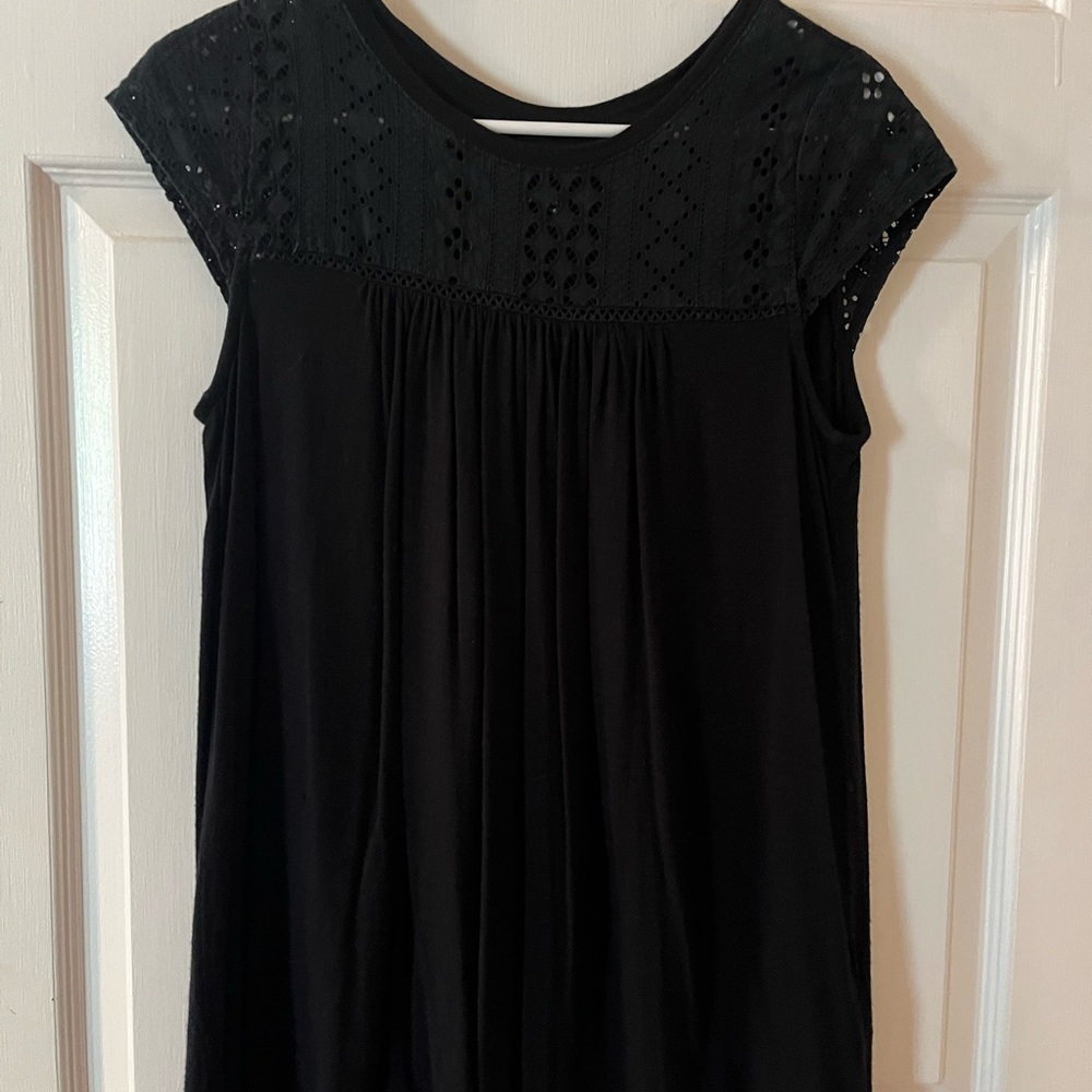 Short sleeve loose fit & flattering black top. Size small. Merona brand